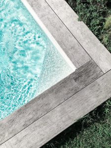 Une piscine en kit dans un jardin